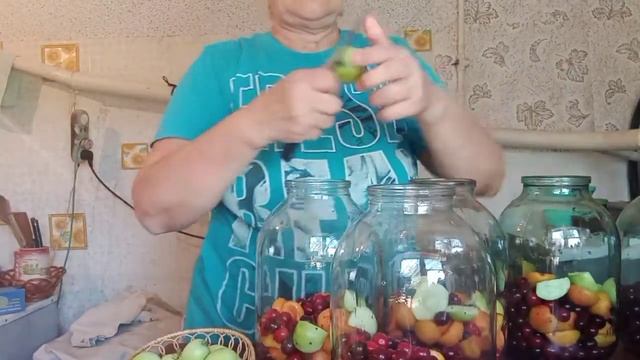 Компот из абрикос и вишни. смотреть онлайн