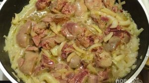 Печень куриная, тушенная с луком