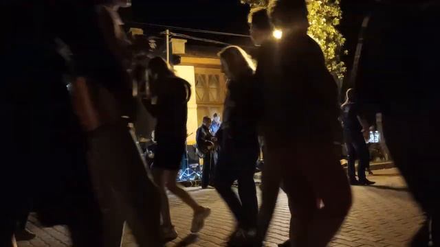 В Евпатории уличные музыканты. Детство детство, ты куда ушло.