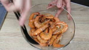 ЖАРЕНЫЕ КРЕВЕТКИ с салатом из свежих овощей и рукколы