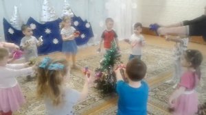 Пляска "Шишки елочка дала"