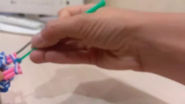 Как сплести из резинок снежинку на рогатке