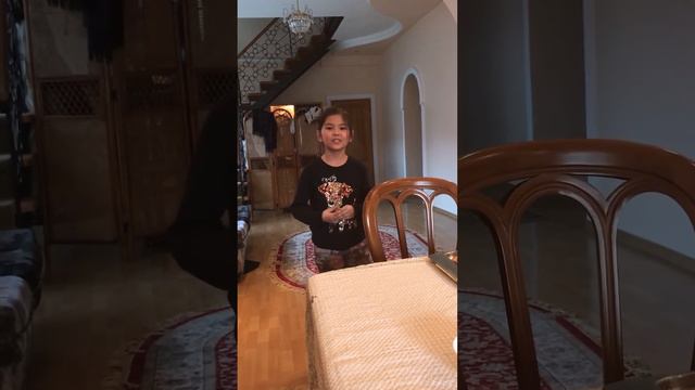 Айша поёт, а Али прикалывается😂 смотреть онлайн