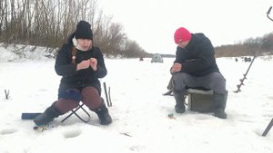 ВЕСЕЛАЯ РЫБАЛКА С ЖЕНОЙ НА РЕКЕ. рыбалка 2024 зимняя. зимняя рыбалка 2024. рыбалка 2024.