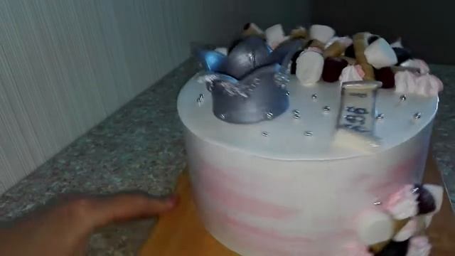 Торт девочке,кремовый торт,корона из мастики