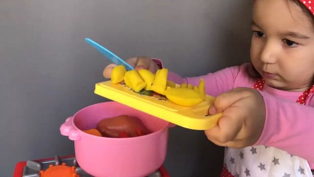 Кукла пупсик Эмили съела много конфет. Амина готовит суп из плей до смотреть онлайн