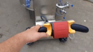 Молочное такси на электрической тяге. Пастеризатор мобильный ПМ-250 в движении.mp4