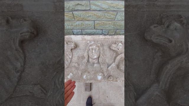 Пышногрудые нереиды в музее Бандырмы на морском грифоне и быке (гиппокампе) смотреть онлайн