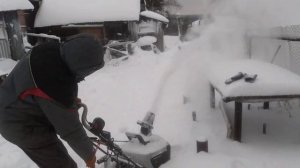 Уборка снега электрическим снегоуборщиком. хундай s400. 2 киловатта. мокрый , слежавшийся снег