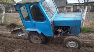 ЗиД на самодельном тракторе посадка картошки под плуг  Homemade tractor