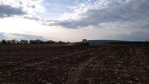 Посев кукурузы с внесением удобрений.T-150K /Moldova