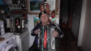 00140челов ураган \в городском саду играет духовой оркестр\на слух не играл на баяне 10лет удачи