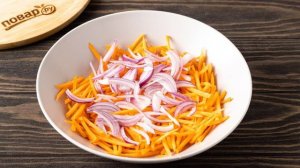 Морковный салат с красным луком и зеленью