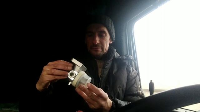 СЕРЫЙ дафик брыкается.ДАЛЬНОБОЙ гуляет пешком по УРАЛУ.стартер и насос DAF-XF95приказали долго жить