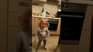 Под гитару "щёки словно снегири"