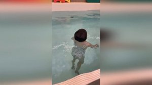 Василиса Кукояка в бассейне