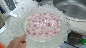 Полезная еда для детей. Кефирное желе с клубникой