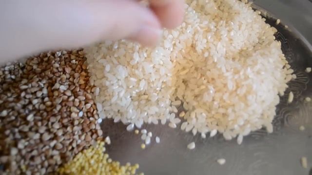 Раннее развитие детей. Развивающие игры с крупой для самых маленьких по Монтессори. УРОК №1.