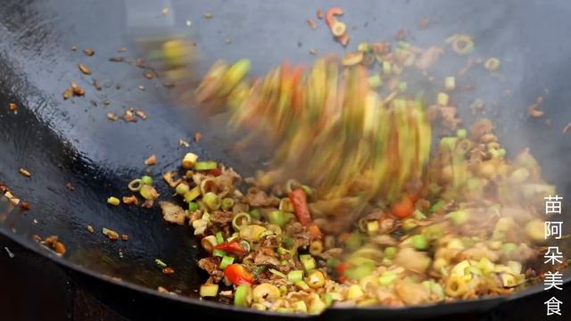 苗大姐做竹笋鱼粥，吃粥像牛饮，大片鱼肉全下肚！爽！【苗阿朵美食】 смотреть онлайн