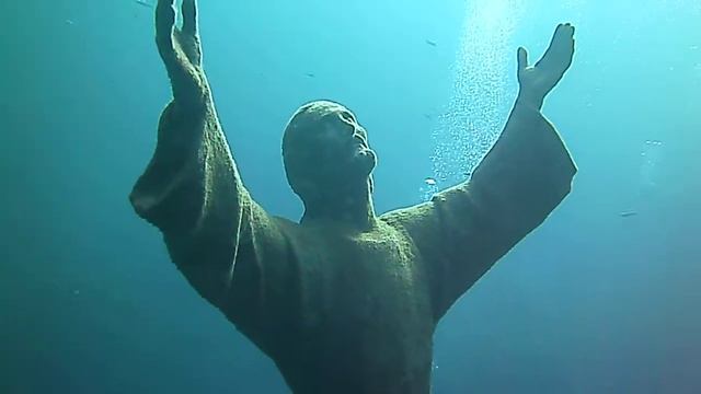 Le mani del Cristo degli Abissi rivolte al cielo