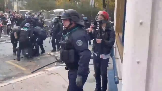 Во Франции продолжаются протесты.