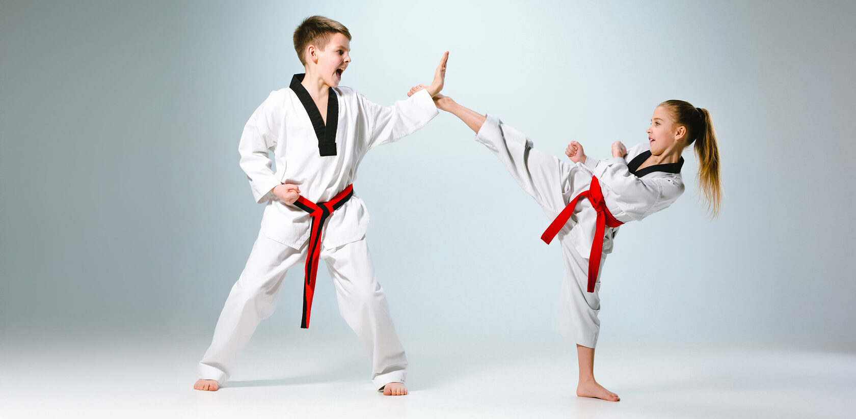 Дети каратисты. Что лучше для девочки карате или тхэквондо. Что лучше для девочки карате или тхэквондо. Каратэ дети 7 лет. Каратэ тхэквондо дзюдо разница.