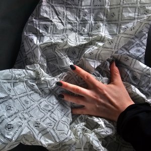 Почему бумага тишью?