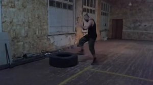 Фитнес с кувалдой и покрышкой