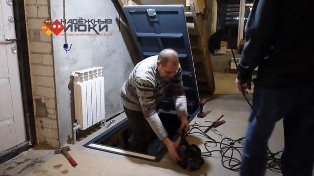 Установка люка в подвал