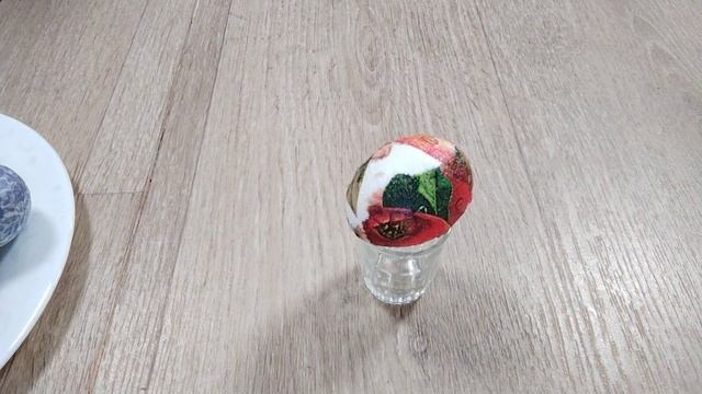 Как покрасить пасхальные яйца без краски ( украсить)