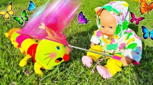Весёлые игры - Кукла Беби Анабель ловит бабочек! Видео для девочек с Baby Doll в дочки матери