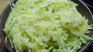 Тушеная капуста с луком и помидорами