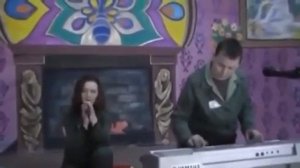 Женщины из колонии поют красивую песню"Не разбивай мое сердце