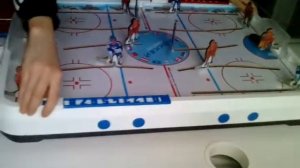 Как играть в настольный хоккей