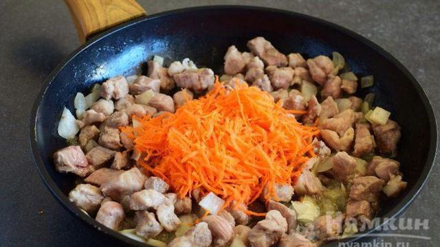 Макароны со свининой в горшочках