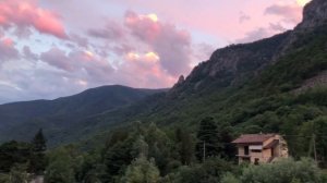 Итальянская деревня в горах . Старинный город Пинероло в Италии.