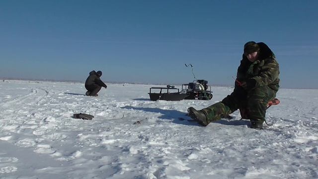 Ловля окуня на озере Ик, Омская область. Рыбалка реалтайм.