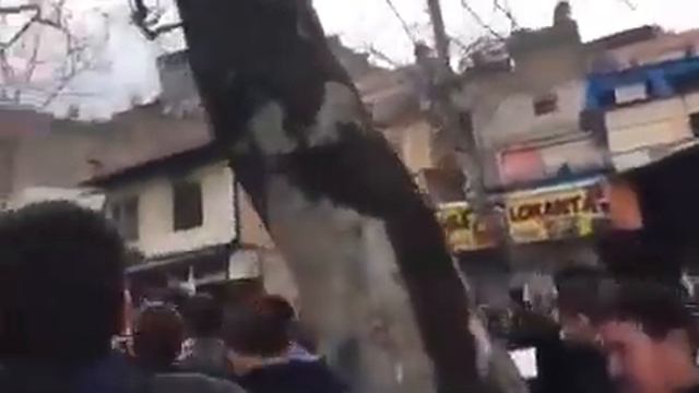 Турецкие националисты громят дома сирийских беженцев смотреть онлайн