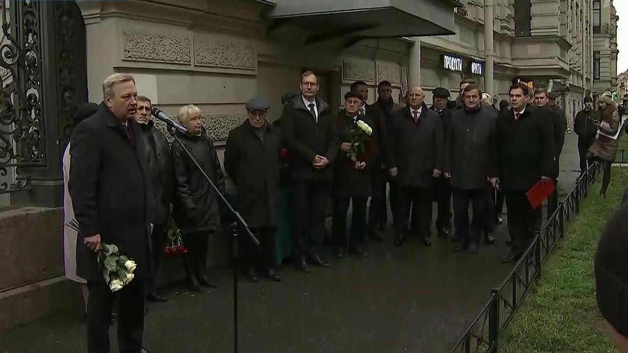 Открытие мемориальных досок видео. Памятная доска. Мемориальная доска Стругацкому в СПБ. Санкт-Петербург видеоролик.