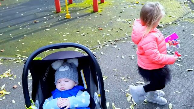 Малыш Райан встречает Эльвиру с сюрпризами в коляске и дети играют на площадке смотреть онлайн