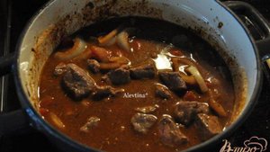 Тушеная говядина с мускатной тыквой и фасолью