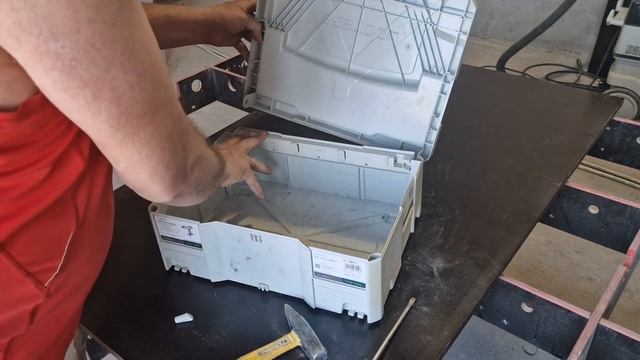 Как снять крышку систейнера.