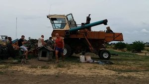 Комбайн НИВА СК 5 подготовка к уборке - цепляем зерновую жатку