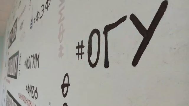 Студенты дизайнеры рисуют универсальную фотозону