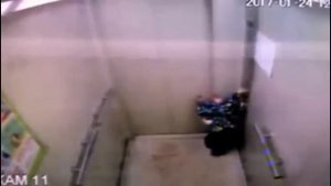 Воспитатели забыли ребенка в лифте