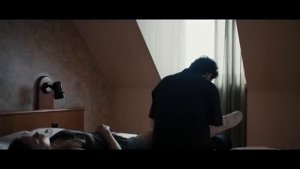 Подросток, пытающийся вписаться в общество, оказывается ослепленным и окруженным мужчинами