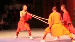 Шаолиньский монах сгибает пики, приставленные к его горлу.