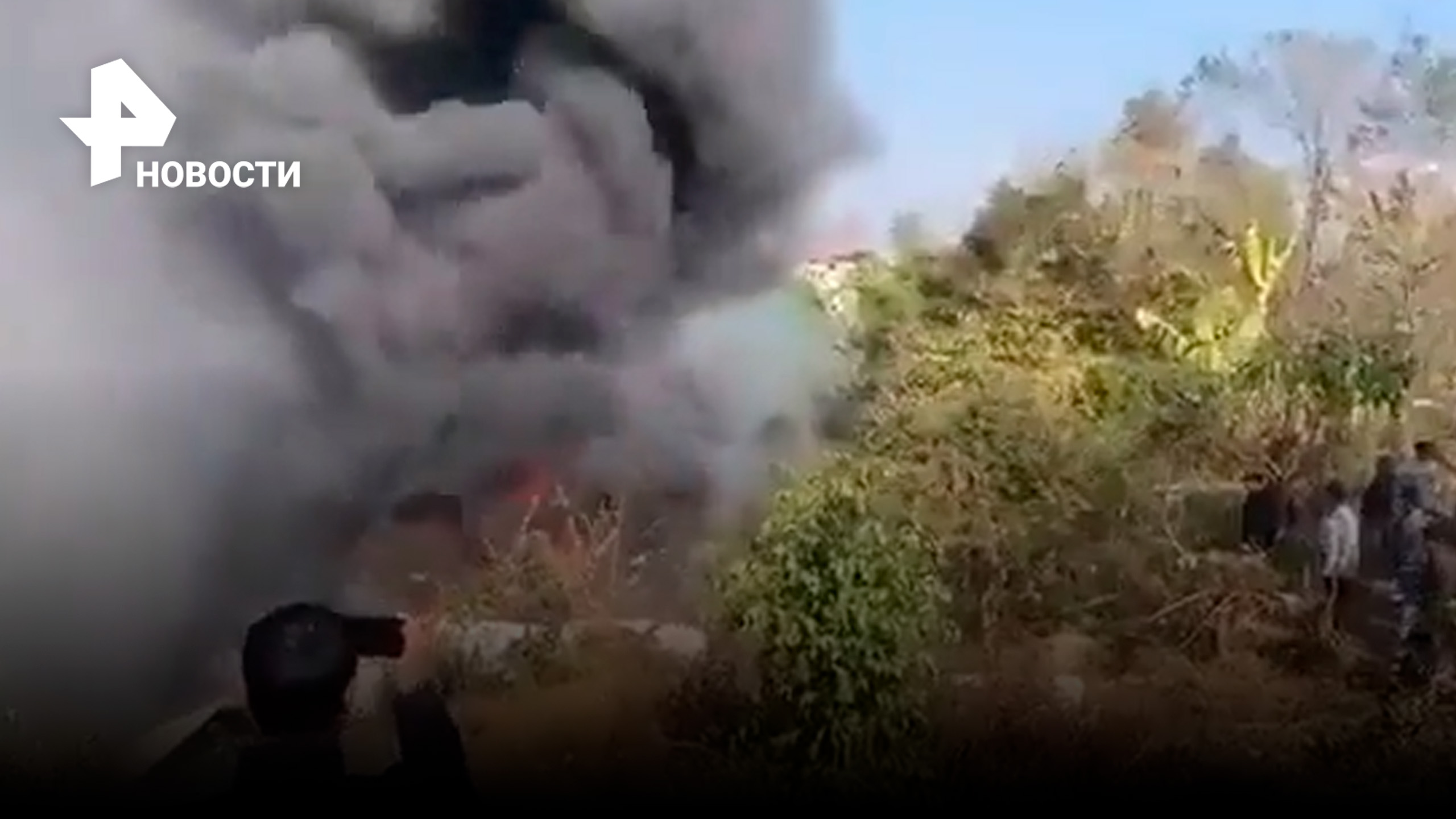 В международном аэропорту Покхара в Непале самолет потерпел крушение на взлетно-посадочной полосе