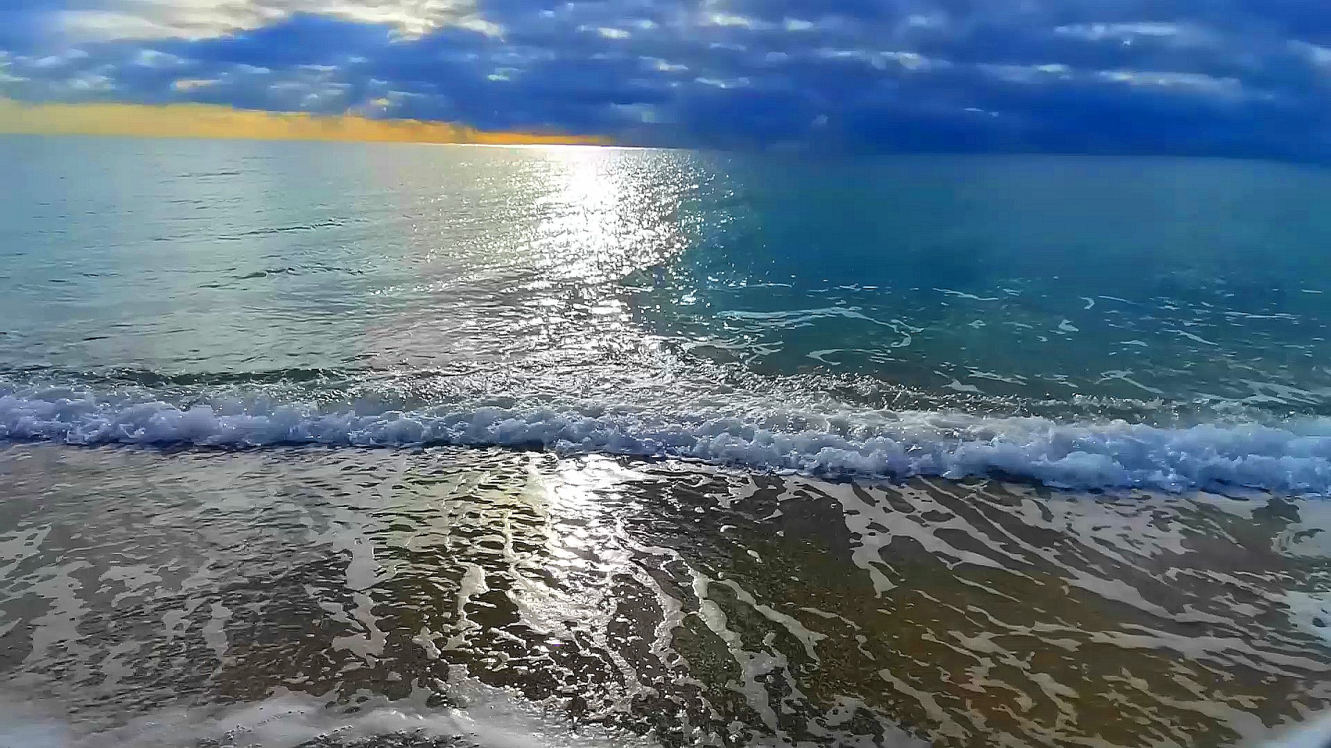 Море волны шум прибоя, облака, вот такой он зимний пляж в Крыму