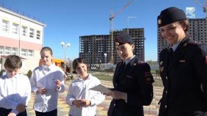 Сотрудники ГИБДД проводят мастер-классы со школьниками в специальном автобусе-тренажёре